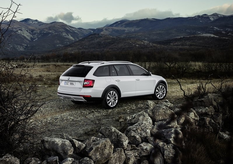 Skoda Octavia Scout arka üç çeyrek görünümü