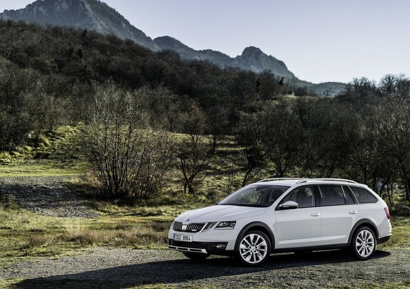 Skoda Octavia Scout yandan ön görünüm