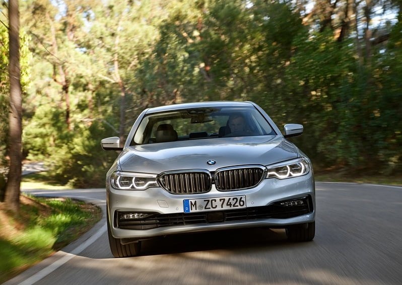 2018 BMW 530e iPerformance ön üç çeyrek görünüm