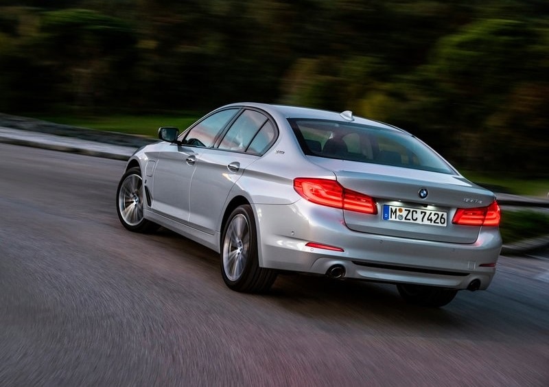 BMW 530e iPerformance arka üç çeyrek görünüm