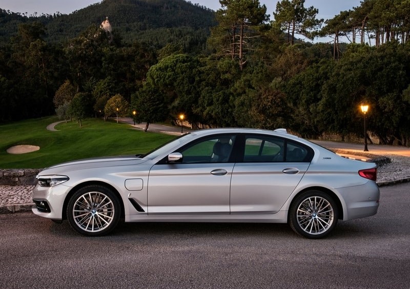 BMW 530e iPerformance profil görünümü