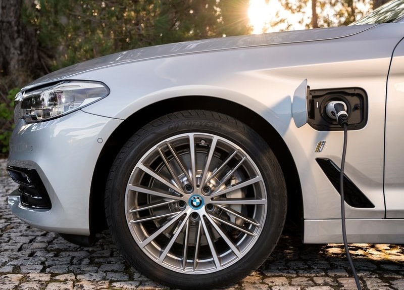 BMW 530e iPerformance kabin ve gösterge düzeni