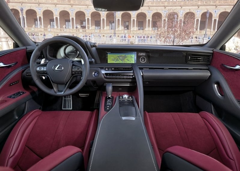 Lexus LC 500h kabin