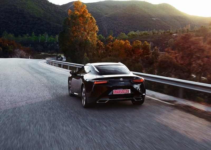 Lexus LC 500h arka üç çeyrek