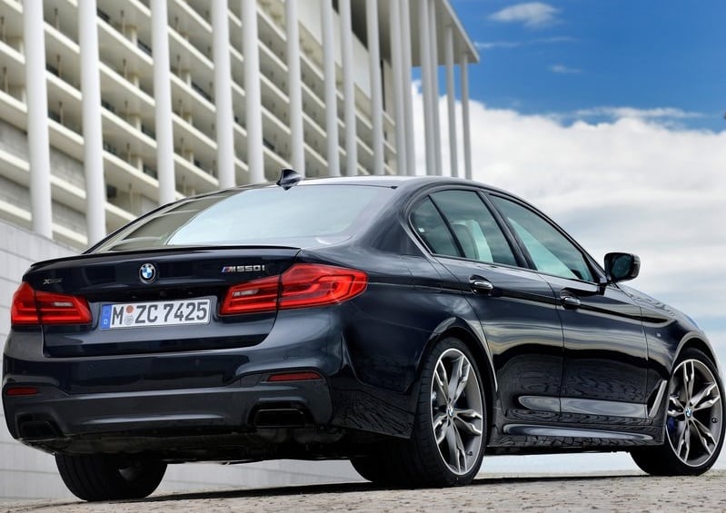 M550i xDrive arkadan üç çeyrek görünüm ve bagaj kapağı rozetleri