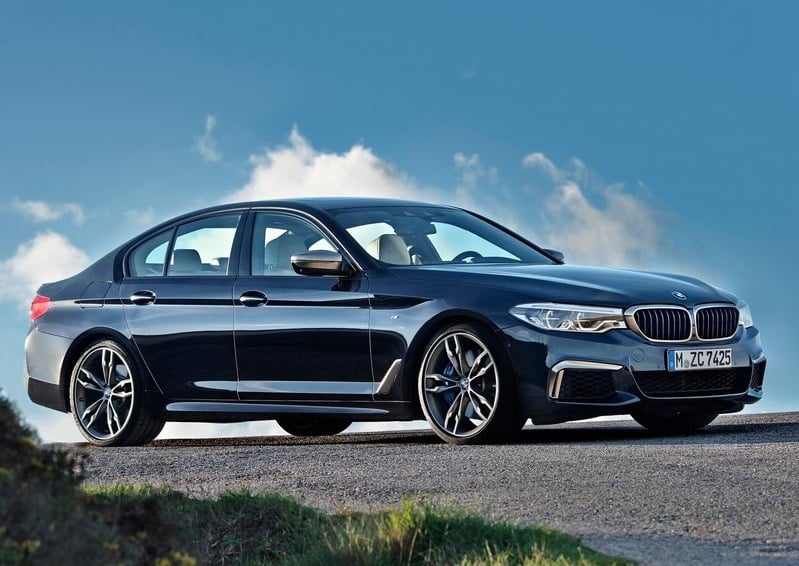 M550i xDrive yandan üç çeyrek görünüm