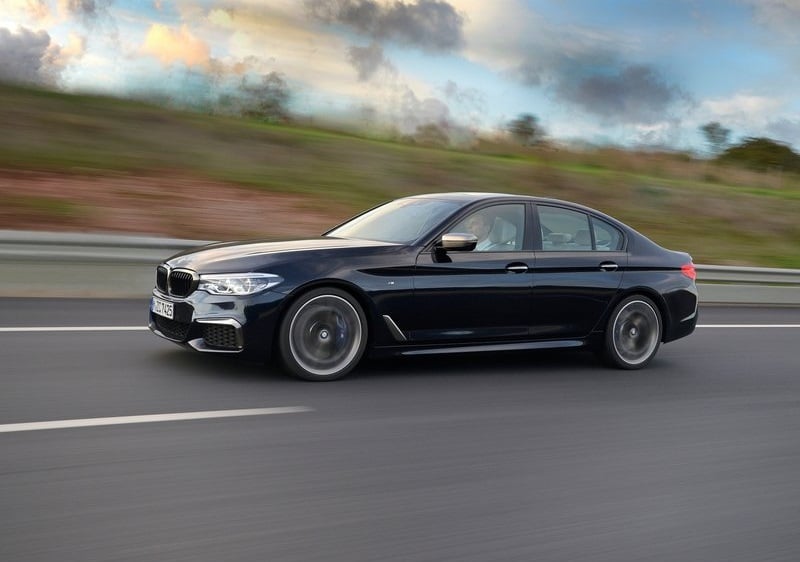 M550i xDrive hareket halinde yan görünüm