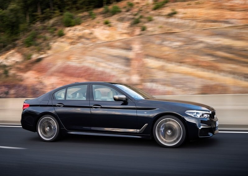 M550i xDrive yolda sağ yan görünüm