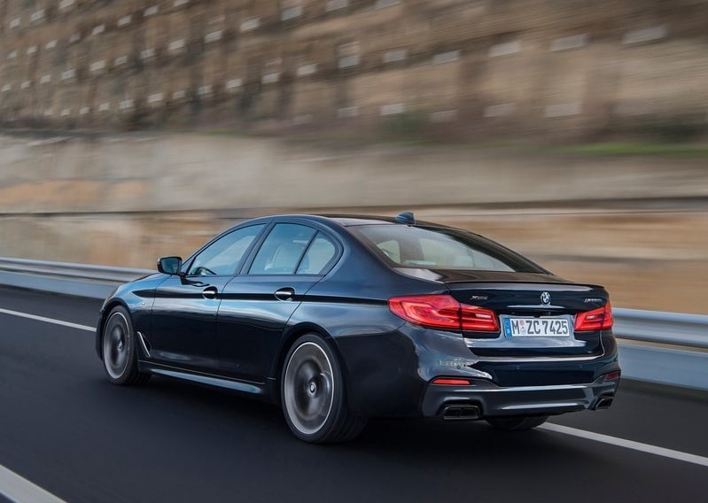 M550i xDrive hareket halinde arka görünüm