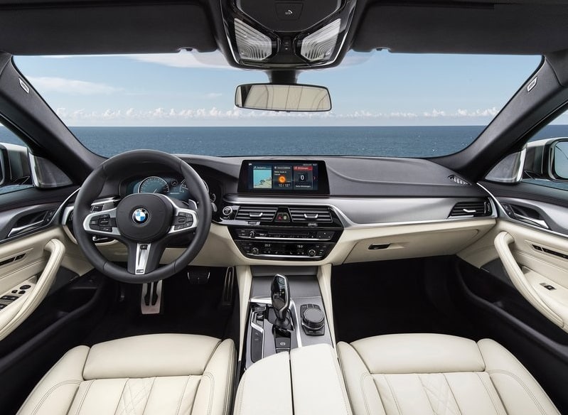 M550i xDrive kokpit ve ön kabin görünümü