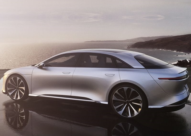 Lucid Air elektrikli sedan arka yan görünümü