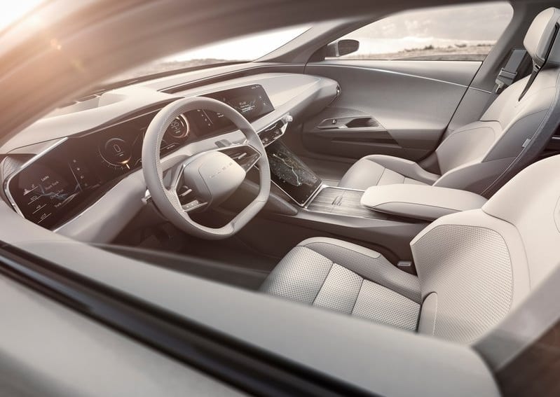 Lucid Air ön kabin direksiyon ve dijital ekranlar