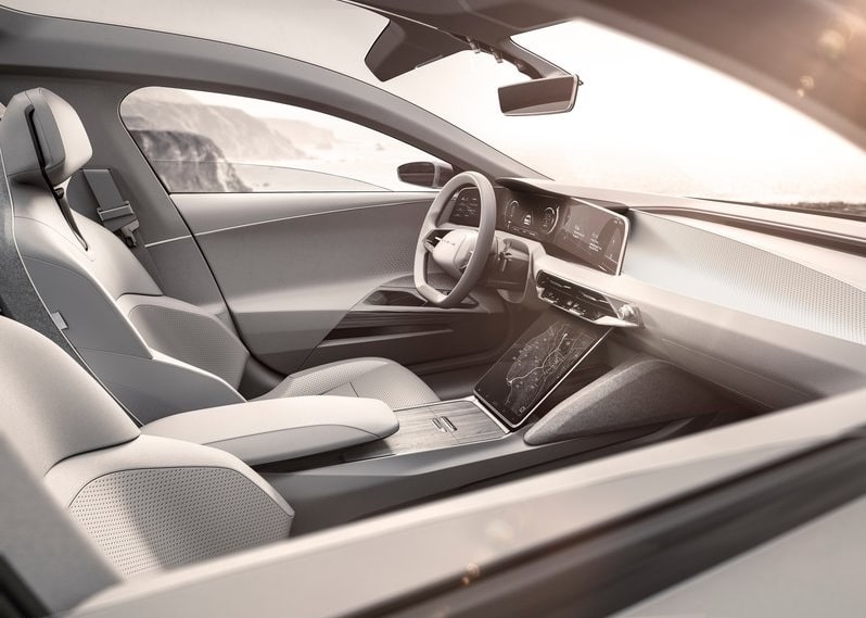 Lucid Air ön kabin orta ekran ve konsol