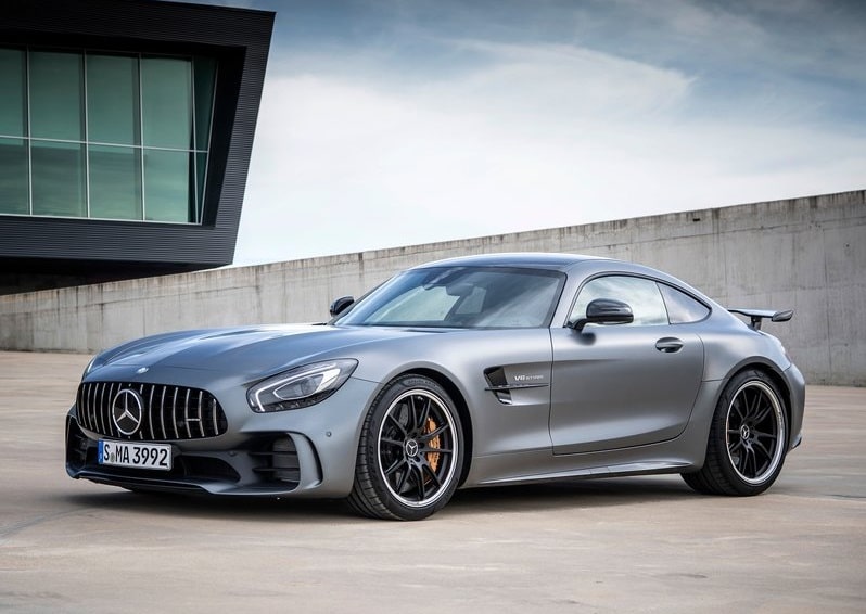 Mercedes-AMG GT R Matte Black ön üç çeyrek görünümü