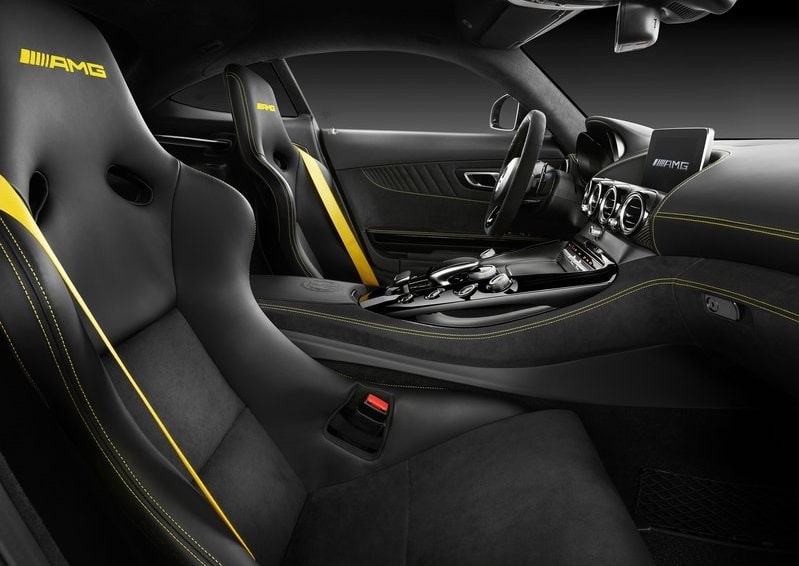 Mercedes-AMG GT R mat siyah gövde detayları