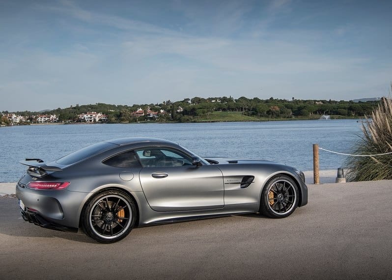 Mercedes-AMG GT R mat siyah gövde ön görünümü