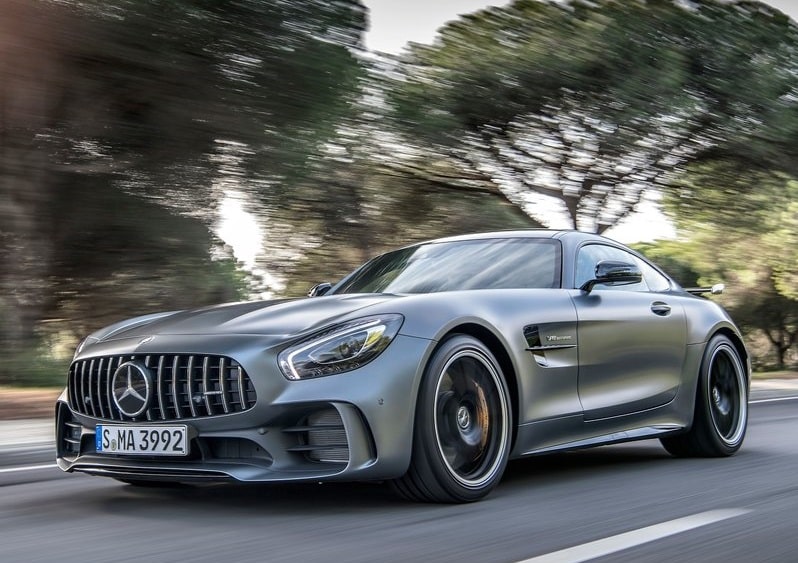 Mercedes-AMG GT R mat siyah gövde yan profili
