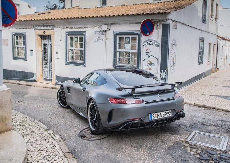 Mercedes-AMG GT R ön bölüm ve kaput görünümü