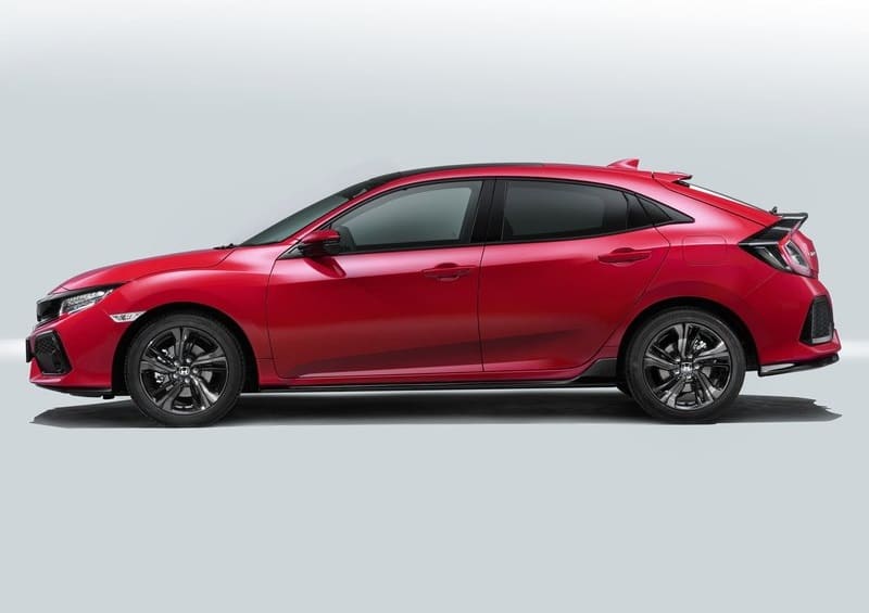 2017 Honda Civic Hatchback kırmızı gövde yan görünümü