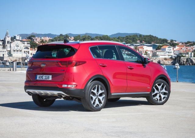Kırmızı Kia Sportage dış görünüm