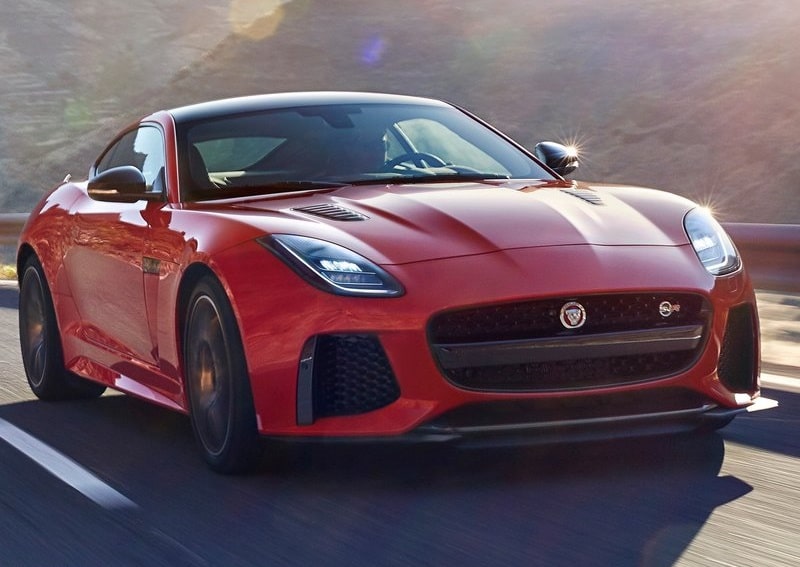 Jaguar F-TYPE SVR Coupe yolda ön üç çeyrek görünüm