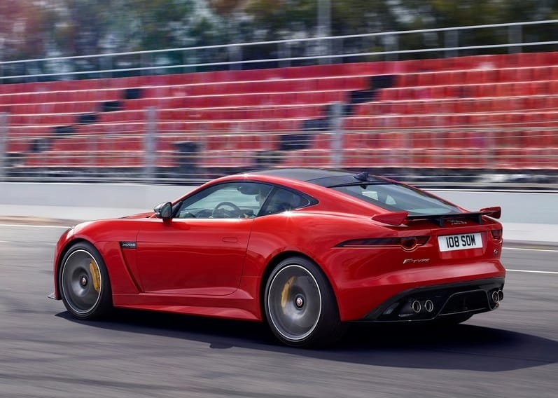 Jaguar F-TYPE SVR Coupe hareket halinde arka üç çeyrek görünüm