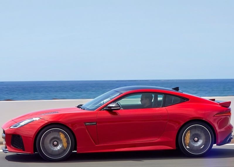 Jaguar F-TYPE SVR Coupe hareket halinde yan görünüm