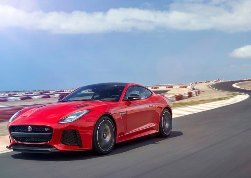 Jaguar F-TYPE SVR Coupe pistte ön üç çeyrek görünüm