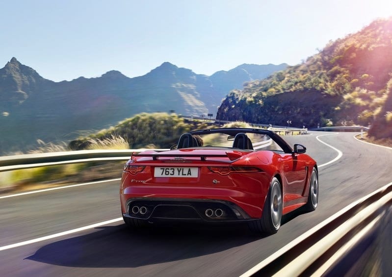 Jaguar F-TYPE SVR Convertible yolda arka üç çeyrek görünüm