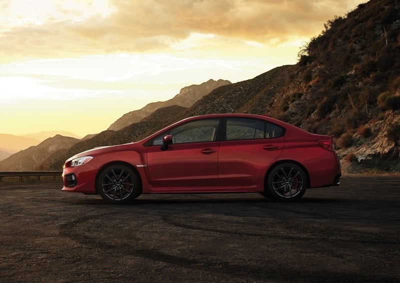 Subaru WRX yandan üç çeyrek dış görünüm