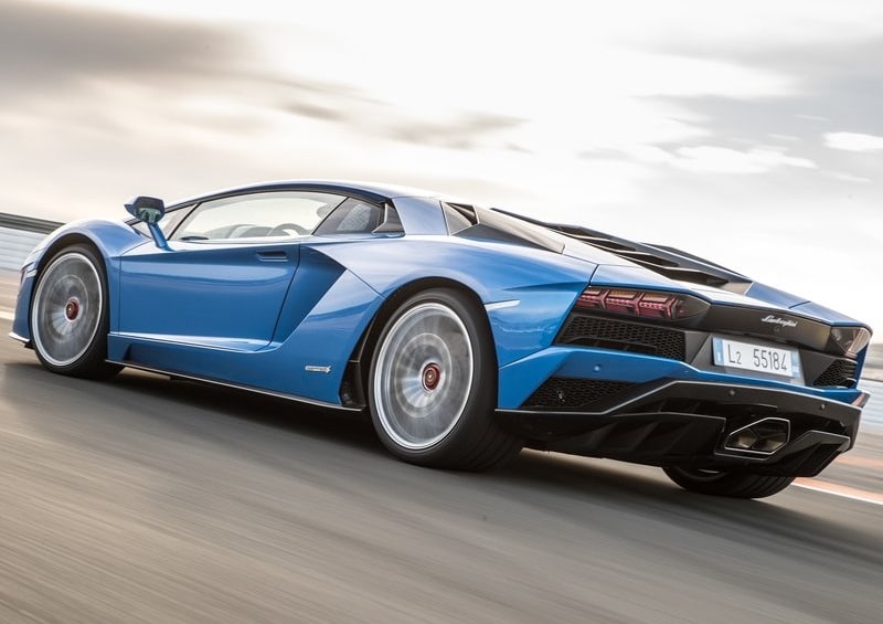 2018 Lamborghini Aventador S önden üç çeyrek görünüm