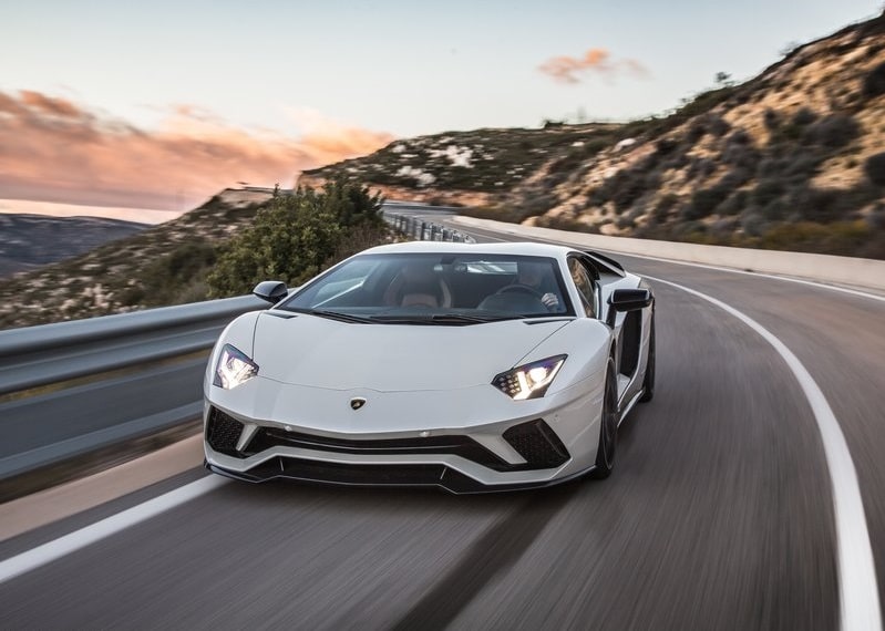 Lamborghini Aventador S ön tasarımı ve hava girişleri