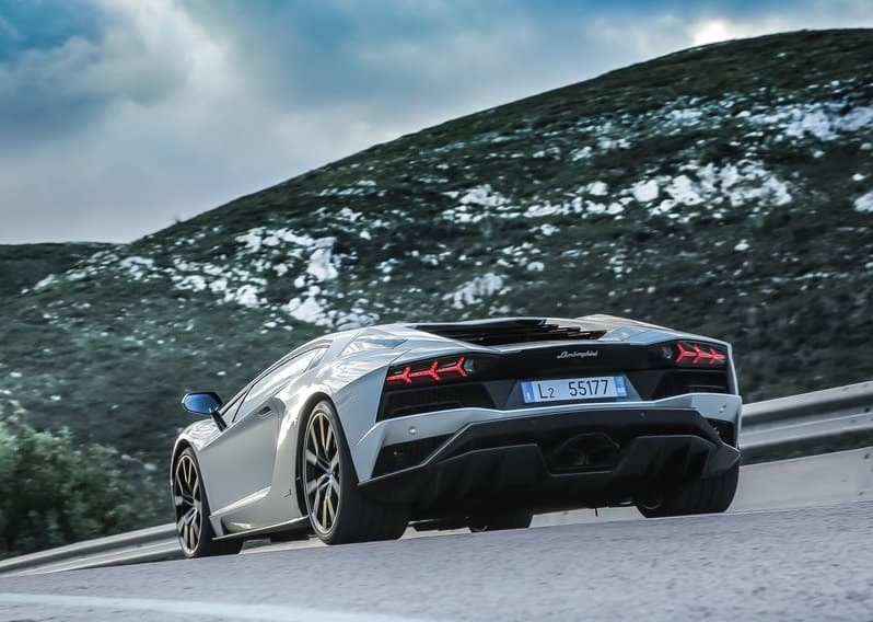 Lamborghini Aventador S yan profil ve gövde çizgileri