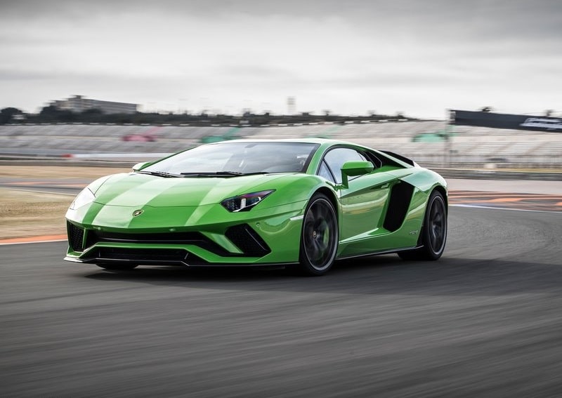 Lamborghini Aventador S arka tasarımı ve egzoz çıkışı