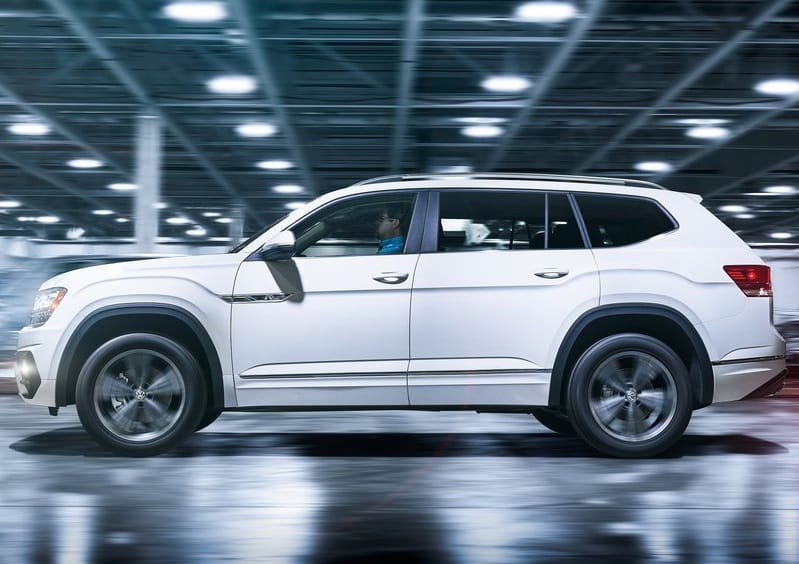 Volkswagen Atlas R-Line arka üç çeyrek görünümü