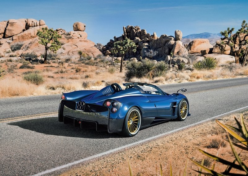Pagani Huayra Roadster ön üç çeyrek dış görünümü