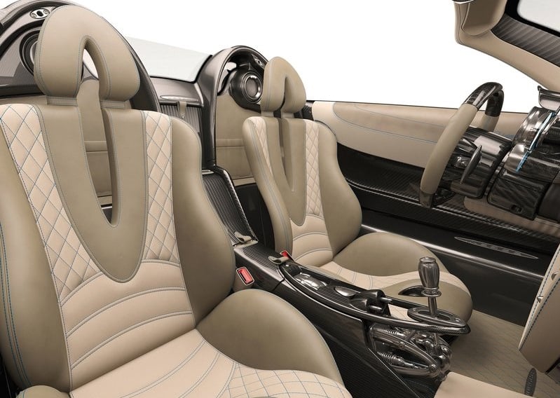 Huayra Roadster direksiyon ve orta konsol detayları