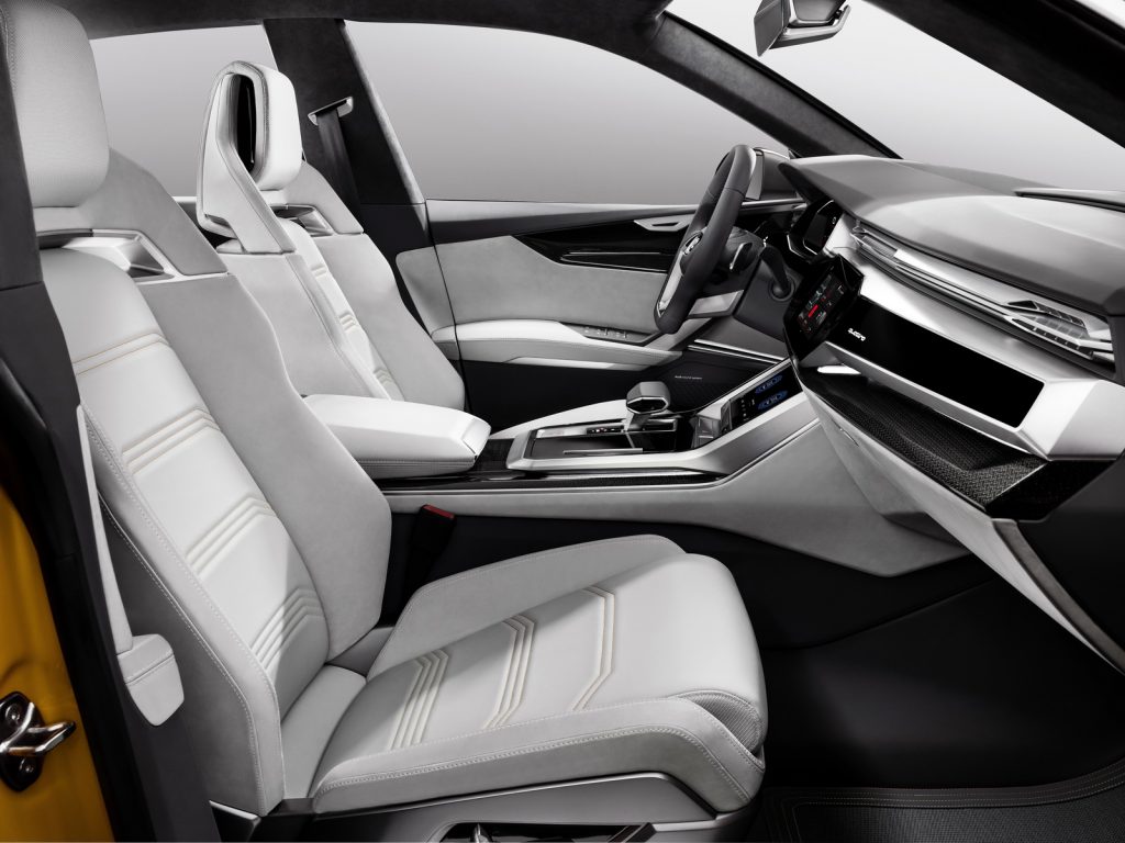 Q8 sport concept ön koltuklar ve orta konsol
