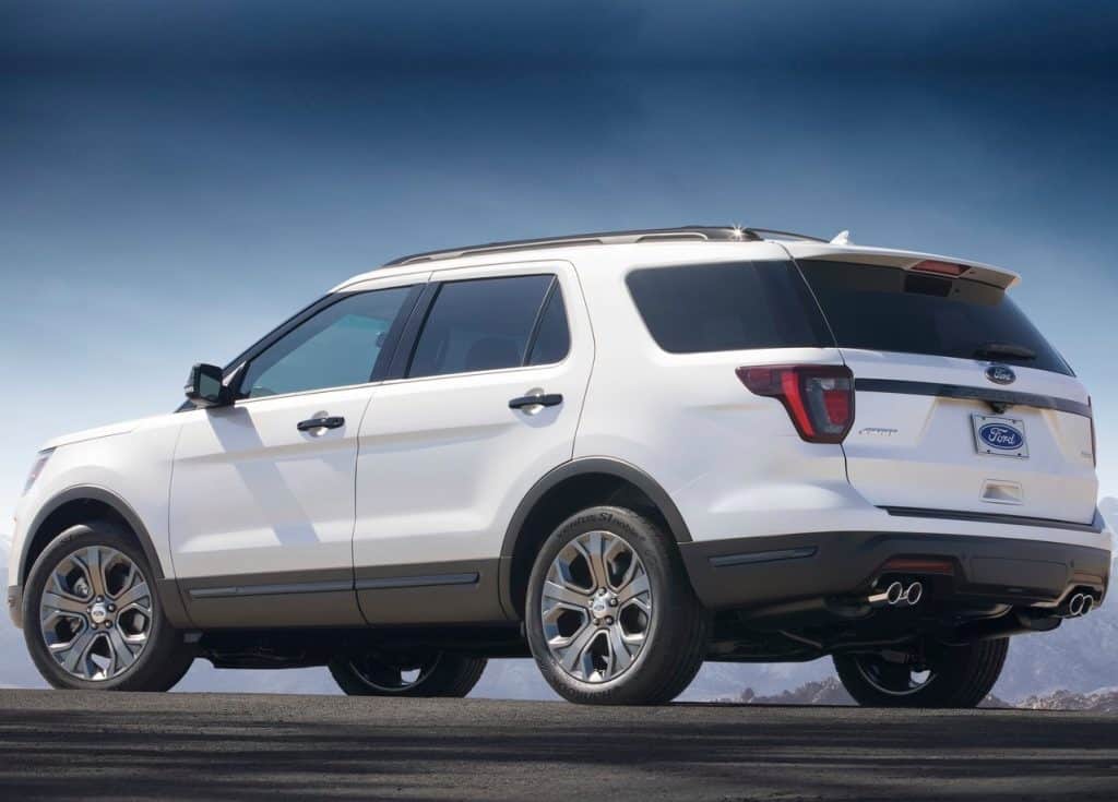 Ford Explorer Sport arkadan üç çeyrek görünüm ve dört çıkışlı egzoz
