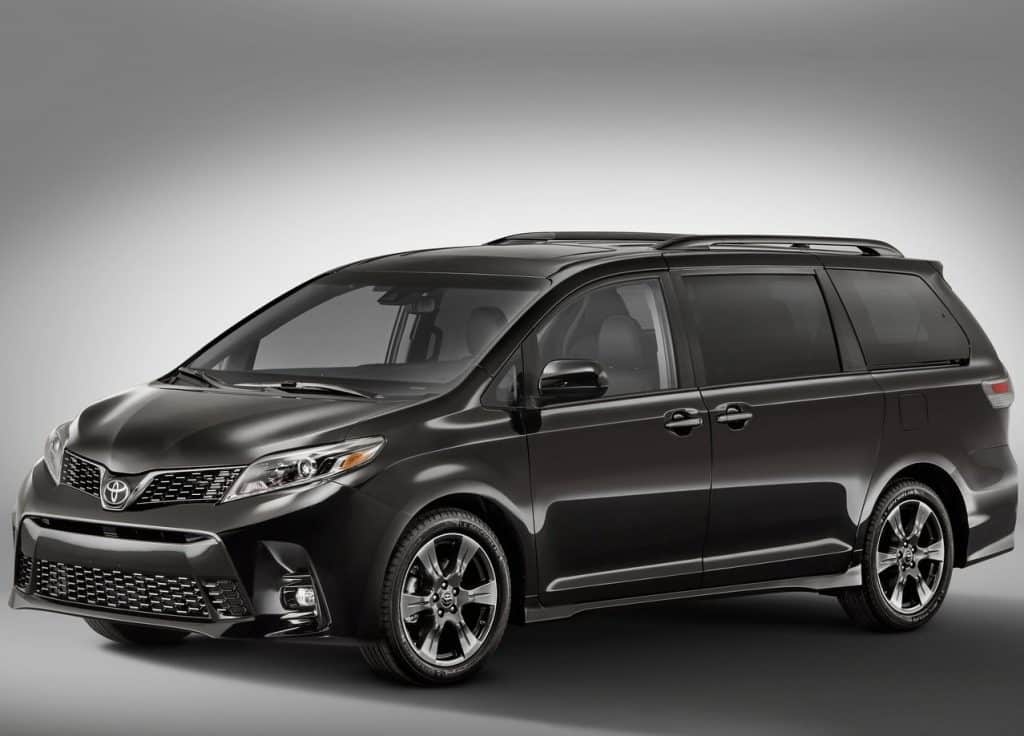 2018 Toyota Sienna ön ve yan görünüm