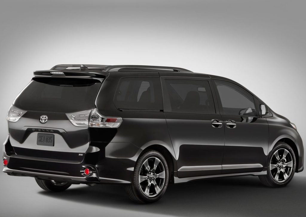 Toyota Sienna ön tasarım ve geniş alt ızgara