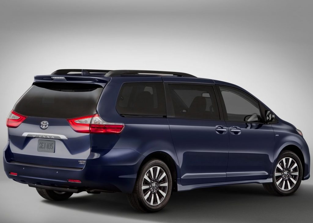 Toyota Sienna arka üç çeyrek görünüm