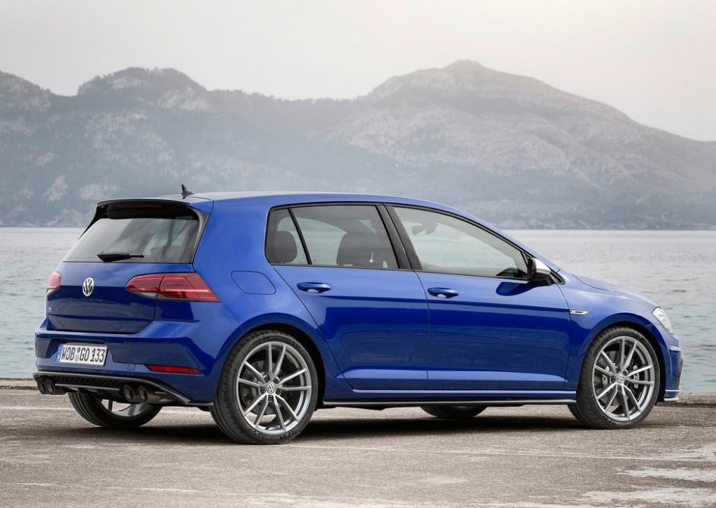 Volkswagen Golf R mavi gövde arka üç çeyrek görünüm