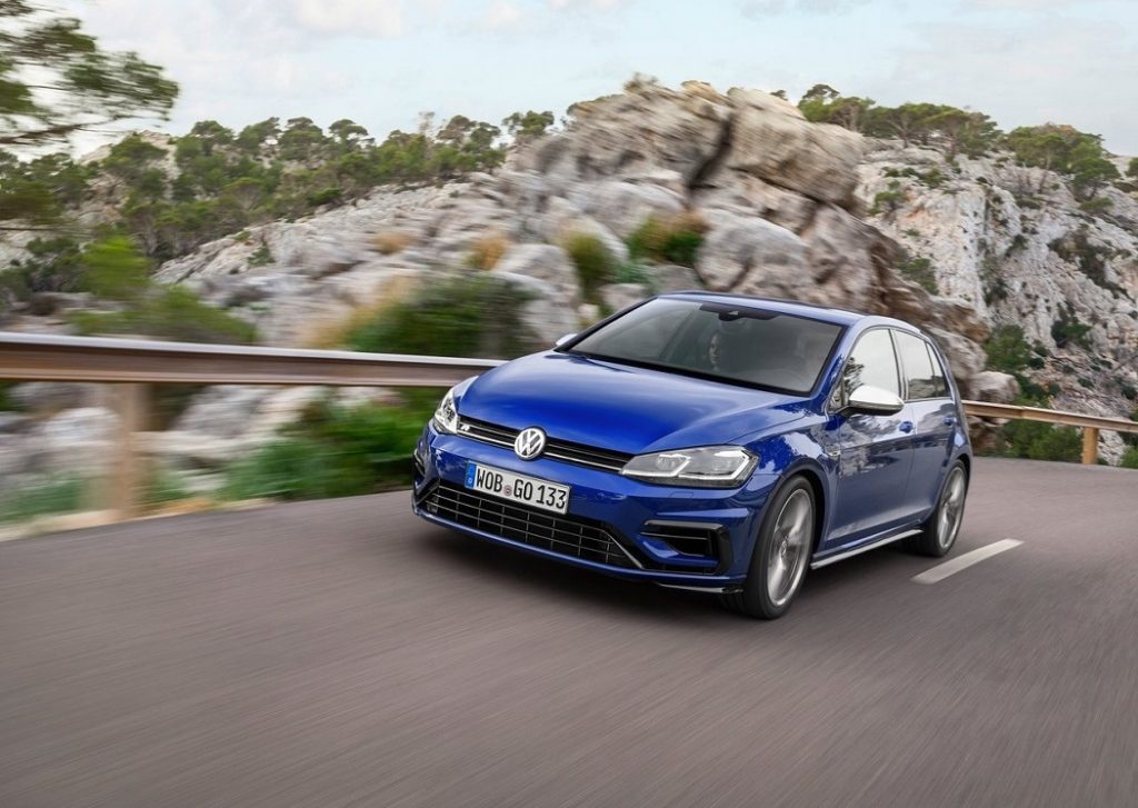 Volkswagen Golf R yolda ön üç çeyrek görünüm