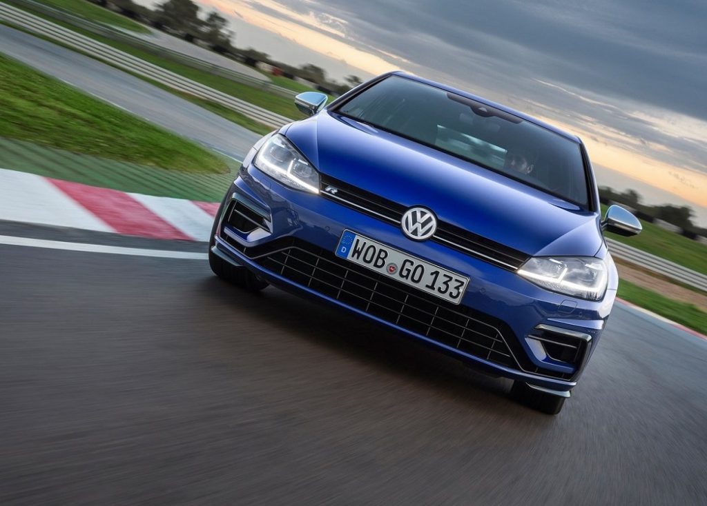 Volkswagen Golf R pistte önden görünüm