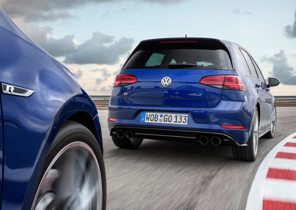 Volkswagen Golf R pistte arkadan görünüm ve dört egzoz çıkışı