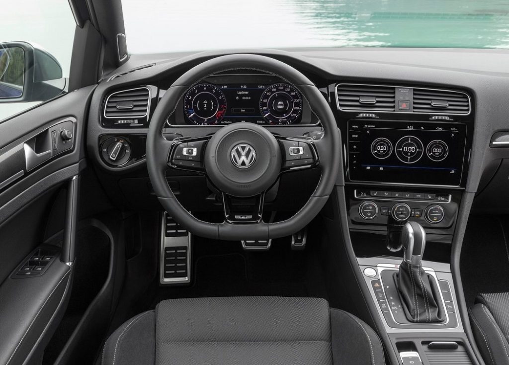 Volkswagen Golf R sürücü kokpiti ve orta ekran
