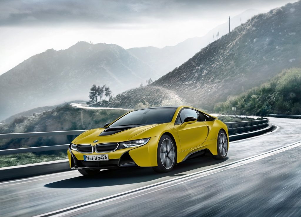 BMW i8 Frozen Yellow özel seri gövde görünümü