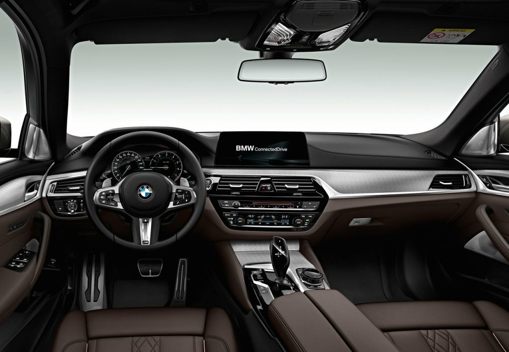 BMW M550d xDrive Touring kokpit görünümü