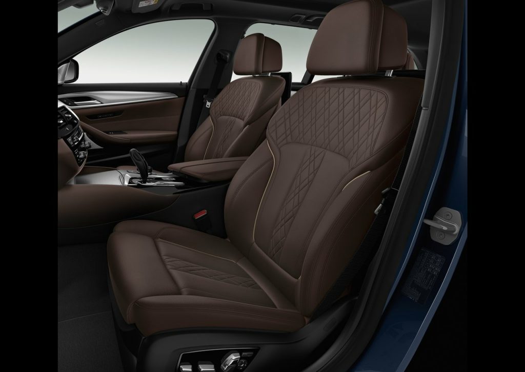 BMW M550d xDrive Touring ön koltukları